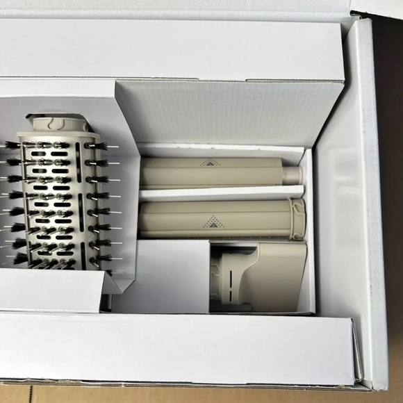 SHARE (-10)Shark Flexstyle Air Styling and Drying System (7 Attachments)
+ (Bag) - Picture 4 of 7